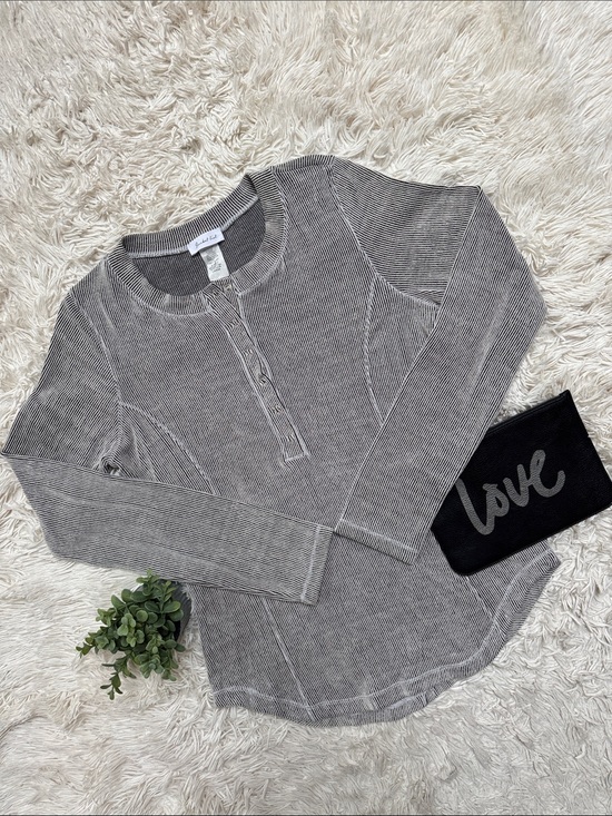 BUCKETLIST Tops - Bucket List Ribbed Crewneck Henley LS Top 💗 Black & White
